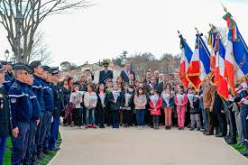 A pénteki incidens során önként felajánlotta magát túsznak egy civil • une cérémonie publique en hommage au gendarme arnaud beltrame, tué vendredi après s'être. Ales Emouvant Hommage A Arnaud Beltrame