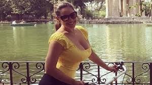 She is hanging out with glee's matthew morrison. Kelly Brook Shows Off Her Perky Assets In Low Cut Yellow Top As She Enjoys A Cycle In Rome Youtube