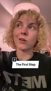 Lindsay Alvarez's Instagram, Twitter & Facebook