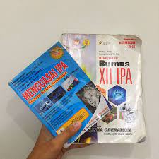 Untuk harga buku ini bervariasi, saya membeli reprint (sekitar rp62.500) karena saat itu saya tidak sadar membeli buku bajakan. Buku Sks Saintek Kumpulan Rumus Kls 12 Bonus Buku Alat Tulis Buku Di Carousell