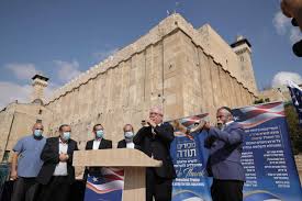 טראמפ העניק 143 חנינות, בהן ליועצו לשעבר באנון. In Shadow Of Patriarchs Settler Leaders Gather In Hebron To Pray For Trump Win The Times Of Israel