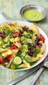 Nudelsalat Mit Knusprigem Bacon Und Grunem Erbsen Dressing Rezept Lecker Leckere Salate Nudelsalat Grune Erbsen