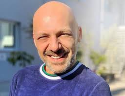 Ο νίκος μουτσινάς μίλησε για όλα εκείνα που την έκαναν μοναδική στα μάτια του, αλλά και για τον ξαφνικό. Nikos Moytsinas Gia Allh Mia Fora Pateras O Paroysiasths In Gr