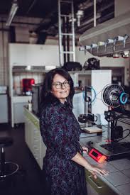 Nie zadowala się byle czym i nie interesuje ją to, co mogą mieć i mają wszyscy. Prof Ing Berenika Hausnerova Ph D Faculty Of Technology