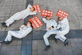 躺平, 躺平主義, 鐮刀, 韭菜, 低端人口, 非暴力不合作, 趙家人, 失業率, 躺平族, 財商天下 facebook twitter line 複製鏈接 print 【字號】 大 中 小 Dzp Apkj7acfnm