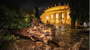 Heftige unwetter mit gewitter, starkregen und sturmböen haben in der nacht hunderte einsatzkräfte schwer beschäftigt gehalten. 9j7godnywcmnvm
