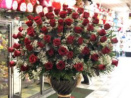 An online flower bouquet delivery is the best thing to give someone. 50 Notes 50 Roses Share This With Someone Who You Think Would Appreciate This Flowerbouquet Flowers Love 50 Roses Flower Shop Order Flowers Online