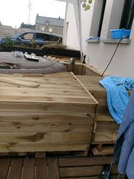 creation d un entourage de spa avec des palettes et bois de terrasse terrasse bois mobilier jardin palette