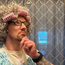 This is Halloween. 💀🎃 #KourtneyKardashian and her husband, #TravisBarker,  rocked coordinating costumes for the haunted holiday, stepping out as Jack  Skellington and Sally from 'The Nightmare Before Christmas' for Halloween  2025.