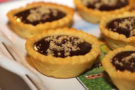 Tartelettes Chocolat Caramel Au Beurre Sale Et Chartreuse Verte La Cuisine De Jackie Tartelette Chocolat Caramel Mini Tarte Tartelettes Au Chocolat