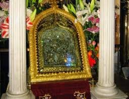 Το 1822 η αδελφή πελαγία από την ιερά μονή κεχροβουνίου είδε την παναγία να της ζητά να βρει μια θαυματουργή εικόνα που ήταν χρόνια θαμμένη στη γη. Dekapentaygoystos H A3io8aymasth Ierh Istoria Gia Thn Panagia Ths Thnoy Ellada Thepressroom Gr