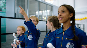 Samantha cristoforetti, 42 ans, à partir de 2014 a atteint station spatiale internationale avec l'équipage de soyouz et qui était en 2018 dédié une barbie avec ses caractéristiques. Role Models Astronauta Samantha Cristoforetti Puoi Essere Tutto Cio Che Desideri Barbie Youtube
