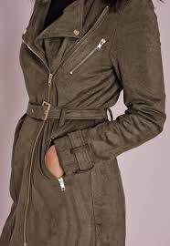 Le daim fait partie des matières incontournables dans la mode féminine ! Missguided Longue Veste En Faux Daim Vert Kaki Veste Longue Veste Daim Vert