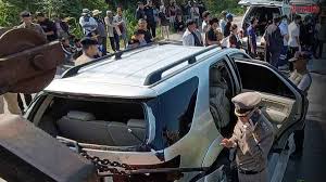 ฟอร์จูนเนอร์ ยางแตก เสียหลักพุ่งตกคลอง เสียชีวิต9 เร่งล่าตัวคนขับ