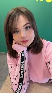 You deserve nice days too :-) I love you guys. Come join the stream! Follow  my new art account. I’m following back every person who follows  me.@eveirisart #egirl #uwu #eveiris