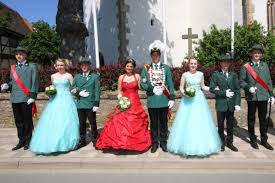 Junges Königspaar im Burgdorf umjubelt