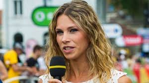 La journaliste partage un moment tendre à 2 (et demi) avec le cycliste, les internautes conquis Photo Marion Rousse Au Naturel La Commentatrice Du Tour De France Subjugue La Toile Voici