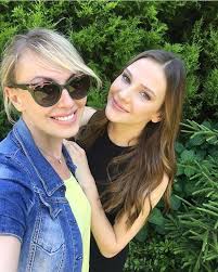 Yeni bölümü ile 1 temmuz 2021 perşembe akşamı ekrana gelecek. Alina Boz With Her Mom Olga Boz Alina Boz Turkish Actors Elimi Birakma