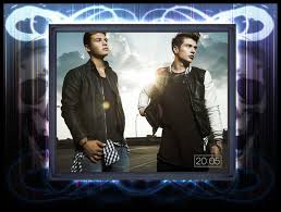 L'anima, l'anima la vita è tutta d'un fiato è il tempo sprecato l'amore infinito che provo per te la vita è tutta d'un fiato vestito sbagliato, è il cielo stellato stanotte con te, stanotte con te dicono di noi che siam satelliti impazziti alla ricerca di un pianeta. Da 20 05 Di Benji E Fede Tutta D Un Fiato Lunedi Lettera E New York Con Testi