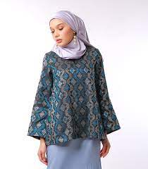 Celana panjang ini ditutupi kain songket hingga lutut. Bunga Kurung Kedah Songket Dusty Blue Shopperboard