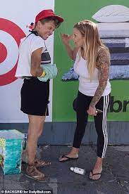 Evsiz olan model, şimdi yaşamını sokaklarda sürdürüyor. Baywatch Actor S Ex Wife Tells Dailymailtv How She Became Homeless Daily Mail Online