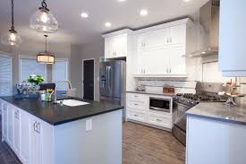 Luca And Anne S Kitchen Has Savoy House Pendants Over The Island And San Rafael In Background La Casa De Mis Suenos Cocina Bella Hermanos A La Obra