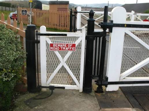 File:Blue Anchor level crossing - wicket gate.jpg - Wikimedia Commons