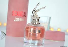 Depuis le lancement en parfumerie d'angel de thierry mugler, en 1992, les notes sucrées et la famille des « gourmands » cartonnent. Scandal Jean Paul Gaultier Mon Avis Les Confidences De Lizzie Blog Beaute Et Bien Etre