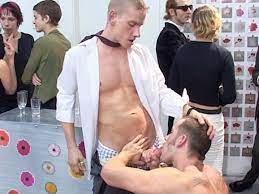 Nackt, blasen und ficken in der Öffentlichkeit! gay Porno Video auf  Cazzofilm