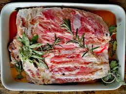 Servite subito a tavola ben caldo. Costine Di Maiale Al Forno Morbide E Profumate La Maggiorana Persa