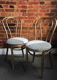 Upholstered Thonet Chairs In White Gold Interer Stul Interer Kuhni