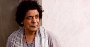 أثار الفنان محمد منير الملقب بـالملك، الجدل خلال الساعات الماضية بعد إعلانه في تصريحات ببرنامج تلفزيوني تراجعه عن تشجيع نادي ونشر نادي الأهلي الغريم التقليدي للزمالك عبر حسابه الرسمي على تويتر صورة للفنان منير وهو يقوم بالتوقيع على قميص النادي. Ø¨Ø§Ø¨ Ø§Ù„Ø¬Ù…Ø§Ù„ Ø£Ø­Ø¯Ø« Ø£ØºØ§Ù†Ù‰ Ø£Ù„Ø¨ÙˆÙ… Ù…Ø­Ù…Ø¯ Ù…Ù†ÙŠØ± Ø§Ù„Ø¬Ø¯ÙŠØ¯ Ø¨ØªÙˆÙ‚ÙŠØ¹ Ø³Ø§Ù…Ø± Ø£Ø¨Ùˆ Ø·Ø§Ù„Ø¨ Ø§Ù„ÙŠÙˆÙ… Ø§Ù„Ø³Ø§Ø¨Ø¹