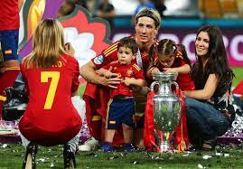 بعد اهتمام ريال مدريد به. Ø£Ø³Ø±Ø§Ø± Ø§Ù„Ù†Ø¬ÙˆÙ… ØªÙˆØ±ÙŠØ³ ÙŠÙ‚Ø¯Ù… Ù„Ø²ÙˆØ¬ØªÙ‡ Ù‡Ø¯ÙŠØ© ØºØ±ÙŠØ¨Ø© Ø¨Ù…Ù†Ø§Ø³Ø¨Ø© Ø±Ø£Ø³ Ø§Ù„Ø³Ù†Ø©