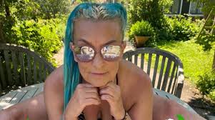 Ma prawie 60 lat i zarabia na seks-fotkach. Namówiła ją... córka