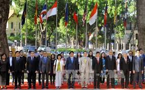 Có lẽ các quốc gia đông nam á tham gia trực tiếp trong tranh chấp biển đông cần thận trọng trước âm mưu và dã tâm này của trung quốc. Cac Dan Tá»™c Ä'ong Nam A Gáº¯n Káº¿t Chia Sáº» Lá»£i Ich Tren Cháº·ng Ä'Æ°á»ng Má»›i Baotintuc Vn
