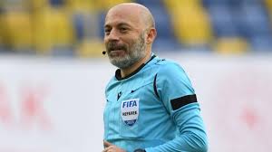 Cüneyt çakır saç boyasını tutturamamış, ofsayt pozisyonunu mu tutturacak. Cuneyt Cakir Euro 2020 De Gorev Alacak Son Dakika Haberleri