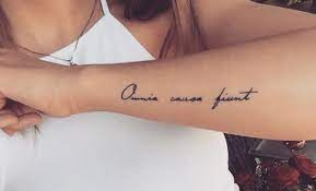 Pin En Tatuajes Ponemos la lupa sobre el cuerpo de varios famosos para descubrir esos tatuajes ocultos o poco visibles que esconden y averiguamos cual es su significado. pin en tatuajes