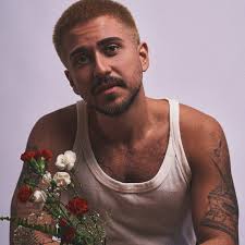 Jornalista, Gabriel Dias atua dos dois lados do balcão ao se apresentar  como cantor e compositor no primeiro EP