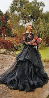 Petticoats in den 50ern, minikleidchen in den sixties, maxidresses wohnhaft bei den hippies. Schwarzes Brautkleid Fur Die Moderne Braut Schwarzes Brautkleid Braut Hochzeitskleid