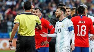 Gary medel kicks leo messi in the stomach | chile vs argentina copa america 2015 final hdgary medel declaraciones de lionel messi (arg), gary medel (chi) y arturo vidal (chi), denunciando. Rote Karte Fur Lionel Messi Superstar Fliegt Nach Rangelei Zoff Mit Chile Profi Vom Platz Sportbuzzer De