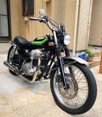 カワサキw650の出品です 気に入って大切にしていたバイクですが乗り換えの為手放します ほぼノーマル状態で購入し 現状までカスタムしてあります エンジン良好 異音無し 走行距離ノーマルメーター30900km 社外メーター2200km タイヤ6分山 オイル漏れ無し 始動一