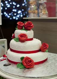 Torta Di Matrimonio A Piani Con Fiori In Pasta Di Zucchero Torte Dolci Torta Di Matrimonio