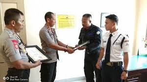 Apit lid yang mengunggah fotonya pada minggu (7/3/2021) mengatakan, satpam itu menyisihkan 90 persen. Dua Satpam Luwu Utara Dapat Penghargaan Dari Polres Jurnal Security