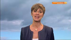 Bij de vlaamse omroep vrt mag geen nieuwslezeres op tv komen met een hoofddoek. Sabine Hagedoren Vlaamse Weervrouw Beroemdheden Mensen Badpak