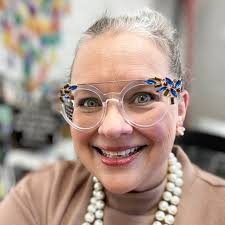 The lip syncing in the Macy Thanksgiving parade tho 😭 is there no audio  possible for a live moment?