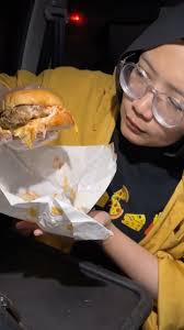 Aku tertarik sebab patty dia tebal 😂, 📍 Isaac Burger, Jalan Meranti,  Taman Impian Ehsan, Seri Kembangan. , Adik yang buat burger tu kata pukul  4.30 ptg dah buka
