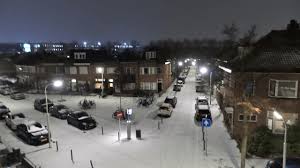 In de betekenis van 'neerslag in bevroren vlokken' voor het eerst aangetroffen in 901. Nederland Bedekt Met Sneeuw Weerplaza Nl