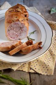 Farsi disossare perfettamente il coniglio dal proprio macellaio di fiducia consentirà di realizzare questa ricetta in modo facile e veloce. Coniglio In Porchetta Marchigiano