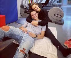 ❣◕ ‿ ◕❣ or do you want to see conversation of your friend or relative? Kwnstantinos Mhtsotakhs Agkalia Me Thn Maria Sakkarh Sthn Prwth Toys Fwtografia