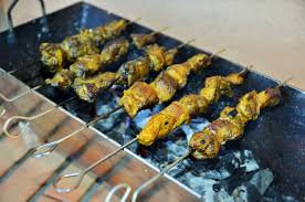 Se trata de carne adobada y cortada en dados que se ensarta en una brocheta pequeña y se cocina hasta tostarla por fuera, dejando el interior jugoso y tierno. Pinchos Morunos